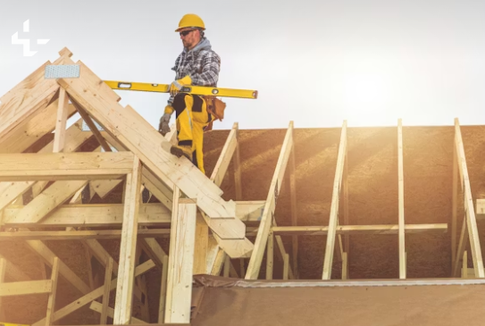 Holzhandwerk auf einer Dachkonstruktion
